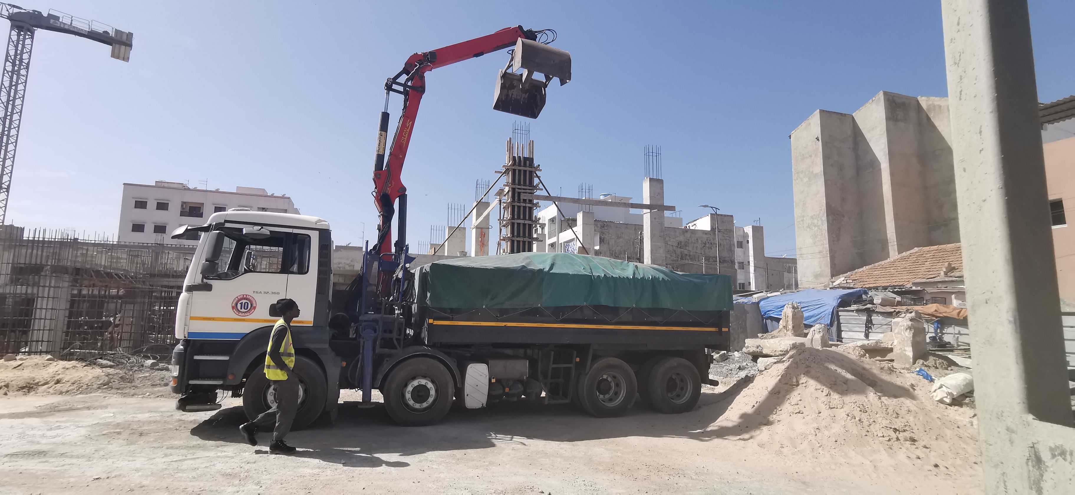 Alquile un camión grúa 8x4 en Senegal: retirada de escombros, venta de materiales de construcción ¡y mucho más!